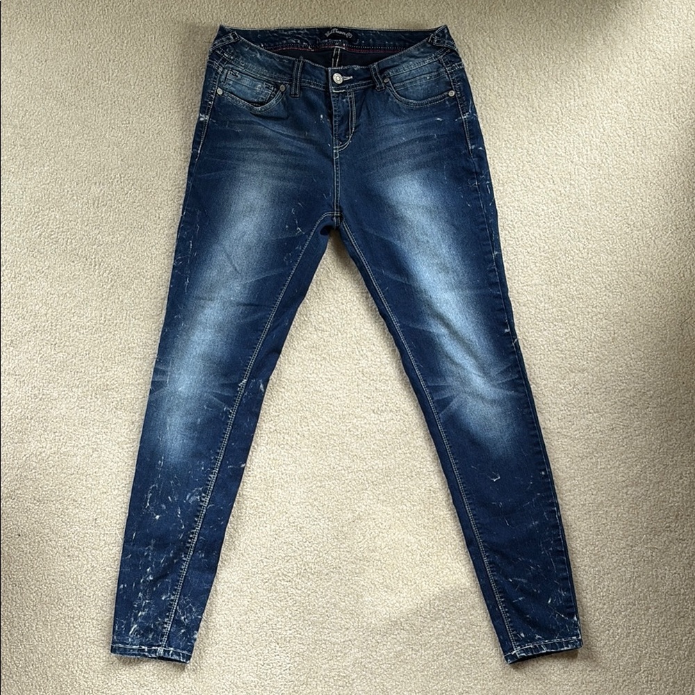 Wallflower Women’s Faded Paint Splatter Skinny Jeans